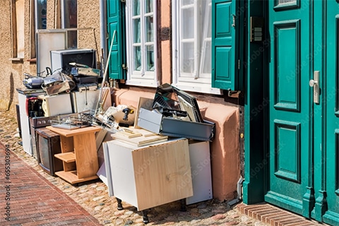 Haushaltsauflösung - Hausrat vor einem Haus